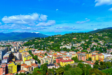 Fototapeta premium Malerischer Panoramablick vom Castello über das Stadtgebiet von Brescia (Italien)