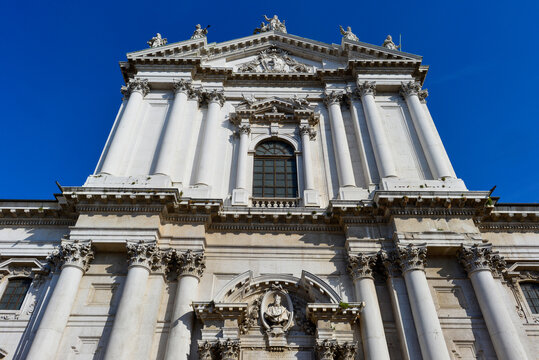 Die monumentale Barockfassade des Neuen Doms Duomo Nuovo in Brescia (Italien)