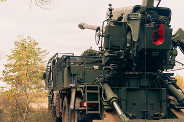 Naklejka premium self-propelled artillery mount in the forest on position.