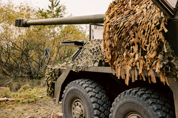 Naklejka premium Camouflaged Artillery Position, self-propelled artillery mount in the forest on position.