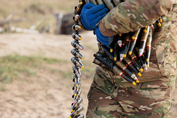 Naklejka premium machine gun belt for air defense in the hands of a soldier