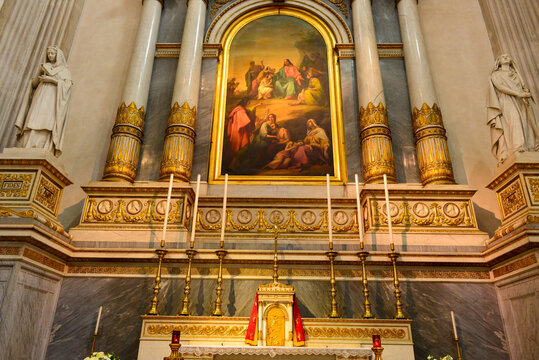 Prachtvoller Altar mit vergoldeten Details und religi&ouml;sem Gem&auml;lde im Neuen Dom in Brescia (Italien)