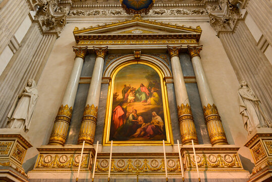 Prachtvoller Altar mit vergoldeten Details und religi&ouml;sem Gem&auml;lde im Neuen Dom in Brescia (Italien)