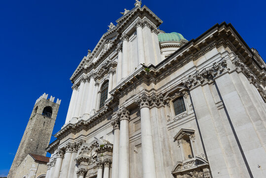 Die monumentale Barockfassade des Neuen Doms Duomo Nuovo in Brescia (Italien)