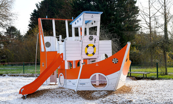un jeu exterieur pour enfants en forme de bateau
