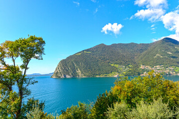 Obraz premium Blick von Monte Isola über den Iseosee auf den gegenüberliegenden Küstenort Tavernola Bergamasca, Italien