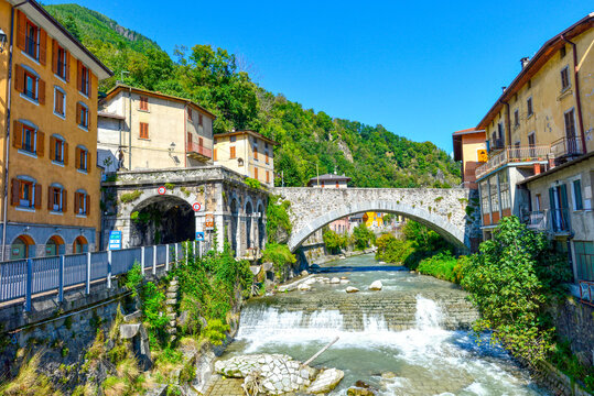 Historische Steinbr&uuml;cke Ponte Alto &uuml;ber den Fluss Oglio im Zentrum von Edolo, Italien