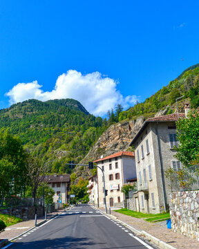 Fahrt auf der Passstra&szlig;e SS39 durch das malerische Bergdorf Cortenedolo, Italien