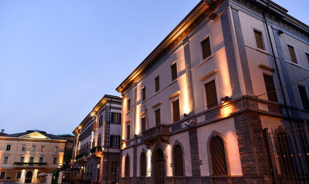 Abendliche Piazza Garibaldi in Sondrio mit beleuchteten historischen Geb&auml;uden, Italien