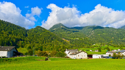 Idyllischer Weiler Annunziata bei Poschiavo in Graubünden unter blauem Himmel (Schweiz) © Ilhan Balta