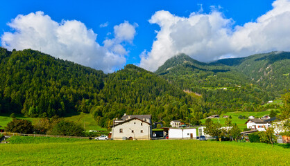 Idyllischer Weiler Annunziata bei Poschiavo in Graubünden unter blauem Himmel (Schweiz) © Ilhan Balta