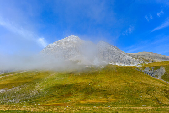 Der Berggipfel Igl Compass am Albulapass in den Schweizer Alpen im Nebel