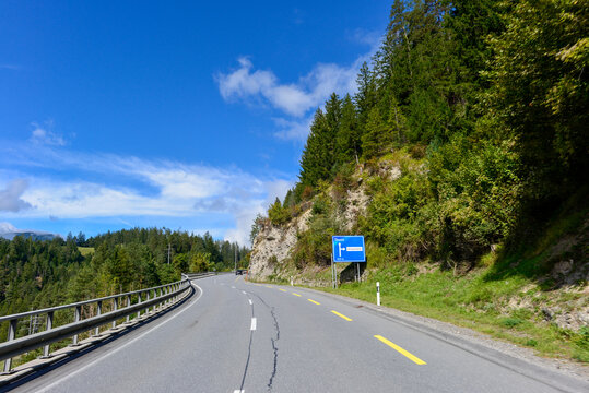 Schynstrasse (Hauptstrasse 417) nach Thusis und Alvaschein vor bewaldetem Hang