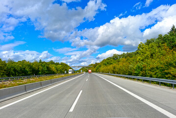 Fototapeta premium Autobahn A7 zwischen Wörnitz und Rothenburg ob der Tauber (Mittelfranken)