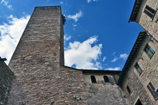 Spello, la Torre di Borgo alla Porta Consolare, l'ingresso principale al centro storico, Umbria, Italia