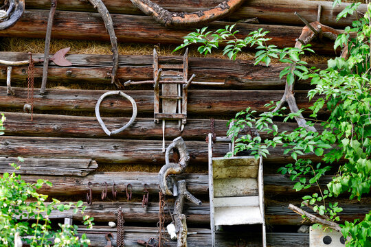 Traditionelle b&auml;uerliche Holzwerkzeuge an einer Stallwand