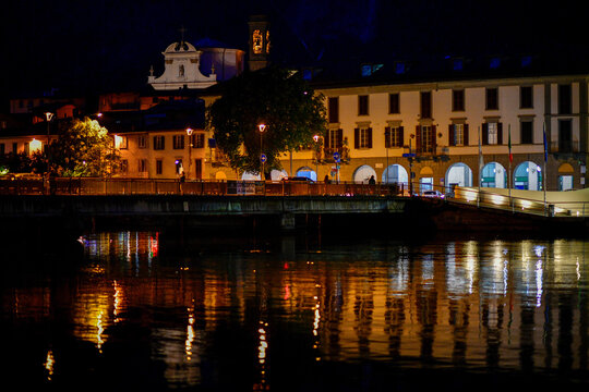 Abendblick &uuml;ber die Br&uuml;cke auf die Kirche San Martino in Sarnico am Iseosee, Italien 