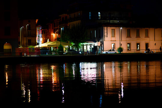 Abendblick &uuml;ber die Br&uuml;cke auf die Kirche San Martino in Sarnico am Iseosee, Italien 