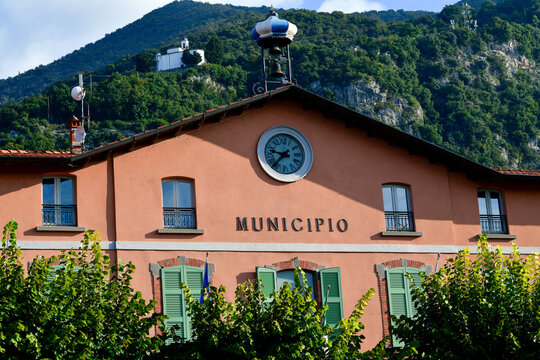 Rathaus von Predore mit Uhrenturm am Iseosee, Italien 