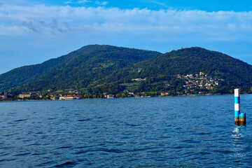 Fototapeta premium Blick von Predore über den Iseosee auf das gegenüberliegende Ufer bei Clusane d’Iseo, Italien 