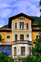 Fototapeta premium Historische Jugendstil-Fassade der Villa Zitti mit Balustrade und Veranda in Lovere am Iseosee, Italien 