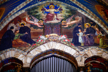 Naklejka premium Wandfresko mit Christus, dem Lamm Gottes und den heiligen Loveresi über den Orgelpfeifen im Santuario von Lovere, Italien 