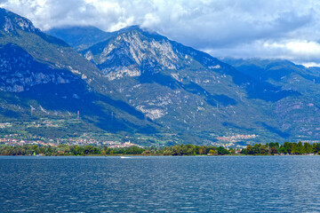 Fototapeta premium Blick über den Iseosee auf das Nordufer bei Pisogne vor den steilen Bergamasker Voralpen, Italien