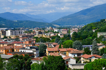 Fototapeta premium Blick vom Castello di Brescia auf die Wohnviertel am Fuße der Alpen, Brescia, Lombardei, Italien