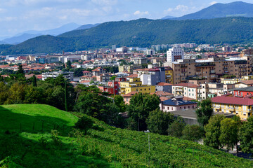 Fototapeta premium Panoramablick vom Castello di Brescia auf die Stadtlandschaft und den städtischen Weinberg Pusterla, Brescia, Lombardei, Italien