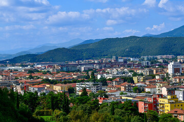 Fototapeta premium Blick vom Castello di Brescia auf die Wohnviertel am Fuße der Alpen, Brescia, Lombardei, Italien