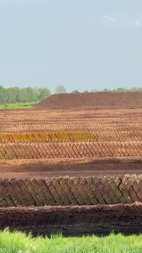 Human impact on moorland &ndash; peat fields replacing natural landscape - Strukturierte Torffl&auml;chen zeigen die Ver&auml;nderung einer nat&uuml;rlichen Moorlandschaft.