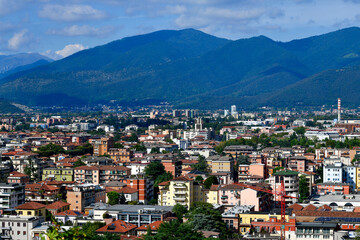 Fototapeta premium Blick vom Castello di Brescia auf das Stadtzentrum vor der Bergkulisse der Voralpen, Brescia, Lombardei, Italien
