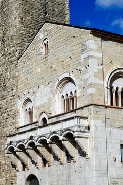 Die gotische Steinfassade des Palazzo del Broletto mit der Loggia delle Grida auf der Piazza Paolo VI, Brescia, Italien