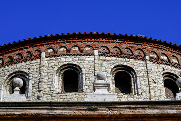 Obraz premium Die romanische Rotunde und das Ziegelmauerwerk des Alten Doms (Duomo Vecchio) in Brescia, Italien