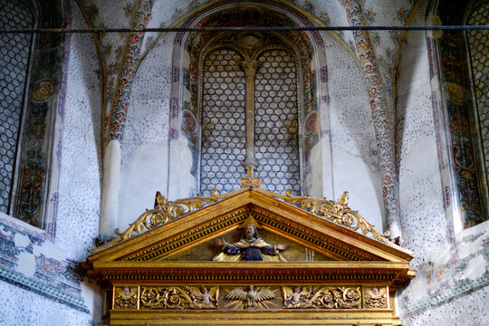 Der vergoldete Giebel des Hauptaltares vor dem gotischen Biforienfenster des Presbyteriums im Alten Dom (Duomo Vecchio) in Brescia, Italien 