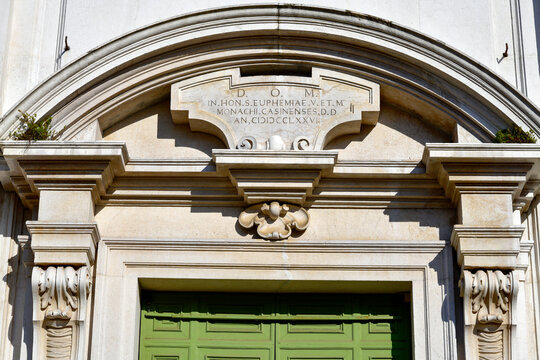 Klassizistisches Hauptportal und Dreiecksgiebel der Kirchenfassade von Sant'Afra in Sant'Eufemia, Brescia