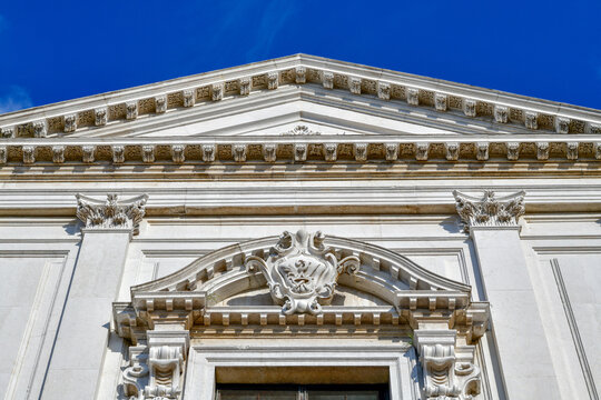 Klassizistisches Hauptportal und Dreiecksgiebel der Kirchenfassade von Sant'Afra in Sant'Eufemia, Brescia