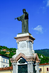 Obraz premium Das Monument für Arnaldo da Brescia auf dem Piazzale Arnaldo in Brescia, Lombardei, Italien