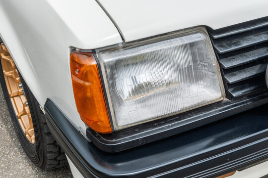 古い自動車のヘッドライト　Headlight of the old car