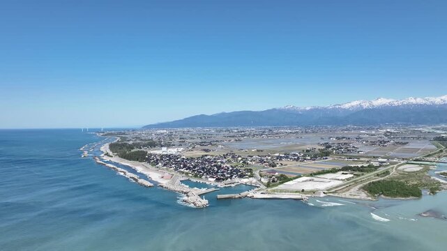 五月の黒部川右岸側の風景、朝日町の笹川地区や海岸線の離岸堤や防波堤などの様子