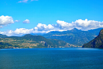 Obraz premium Malerischer Weitblick über den Iseosee auf die umliegenden Berge und Ortschaften, Italien 