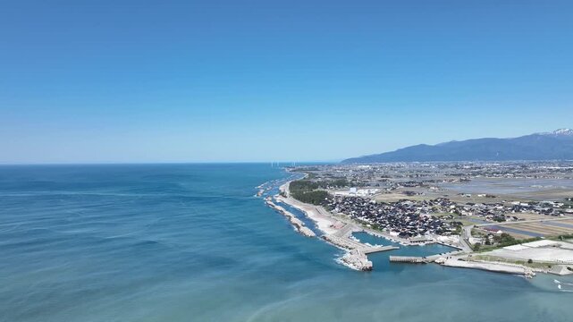 五月の黒部川右岸側の風景、朝日町の笹川地区や海岸線の離岸堤や防波堤などの様子