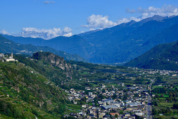 Fototapeta premium Blick auf das Valtellina-Tal mit Weinbergen und Alpensilhouette, Italien 