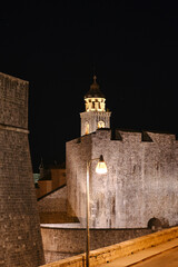 Obraz premium Bell tower and city walls in Dubrovnik old town at night