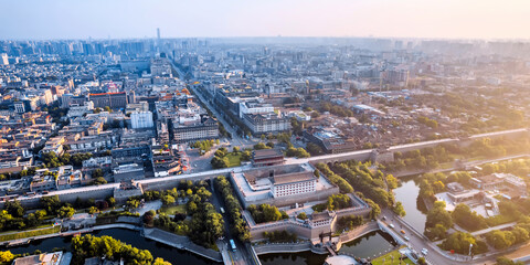 Obraz premium Aerial shot of the dawn of the skyline at Yongning Gate in Xi'an, Shaanxi Province, China (panorama building complex with no intellectual property problem)