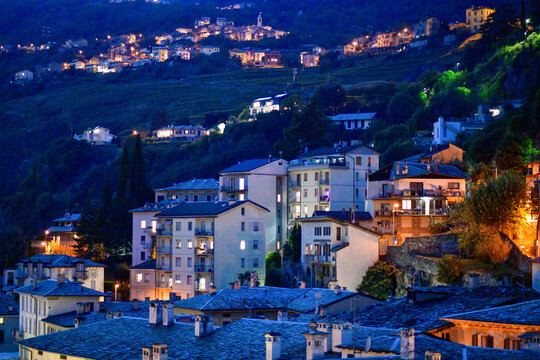 N&auml;chtlicher Blick auf die beleuchteten Bergh&auml;nge und Wohnbauten von Sondrio im Veltlin, Italien 