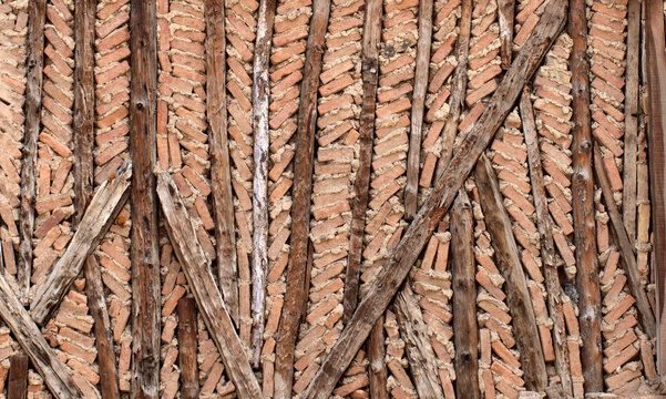 A traditional Turkish timber-frame technique (hımış) common in Afyonkarahisar; wooden bracing provides seismic flexibility, herringbone brick infill adds strength, and earthen mortar ensures natural i