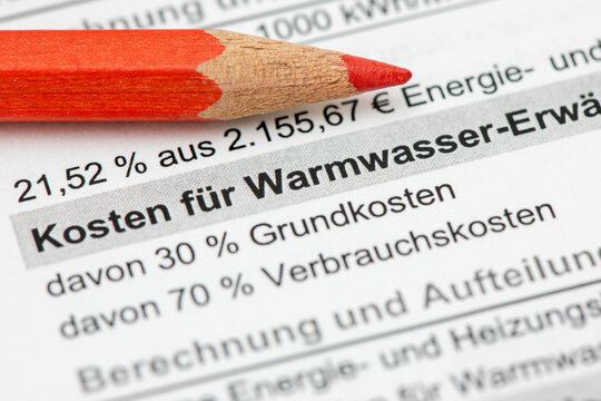 Ein Rotstift liegt auf einer Nebenkostenabrechnung f&uuml;r eine Mietwohnung mit Berechnung des pers&ouml;nlichen Verbrauchs und einer Nachzahlung - Symbolbild