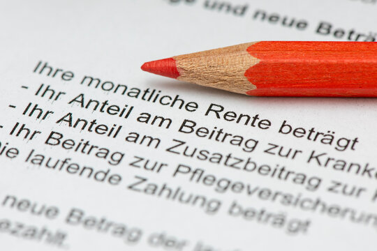 Ein Rotstift liegt auf dem Rentenbescheid der gesetzlichen Rentenversicherung - Symbolbild
