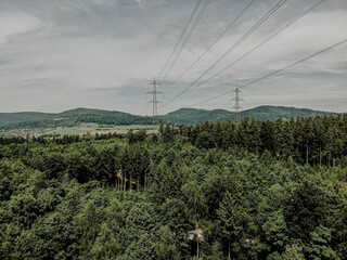 Obraz premium Hochspannungsleitungen und Strommasten in alpiner Berglandschaft, Instandhaltungsarbeiten an Freileitungen, Energieversorgung und Infrastruktur in den Schweizer Alpen
